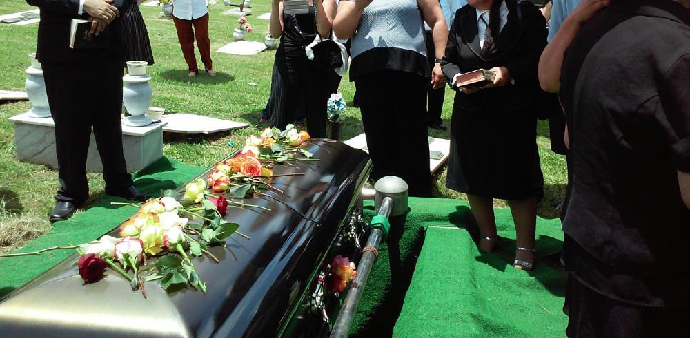 Απίστευτο: Προσπάθησε να κάνει σεξ με νεκρή γυναίκα στην κηδεία της και μπροστά στην οικογένειά της!