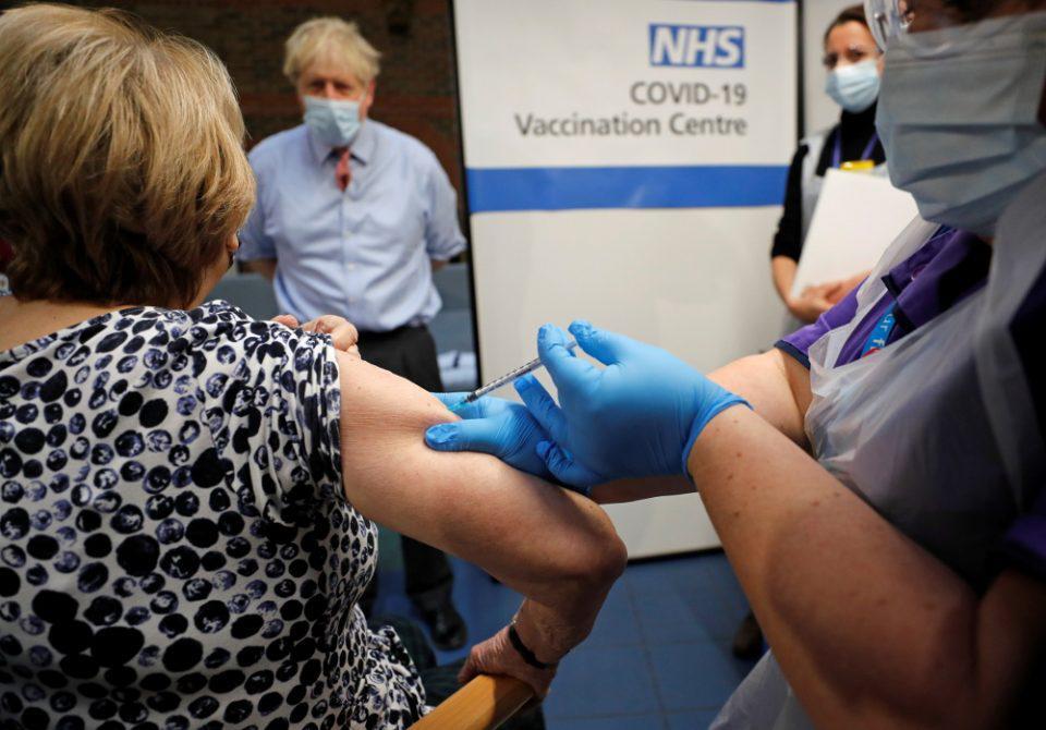 Βρετανία: Όλοι οι άνω των 50 ετών έχουν λάβει την πρώτη δόση του εμβολίου