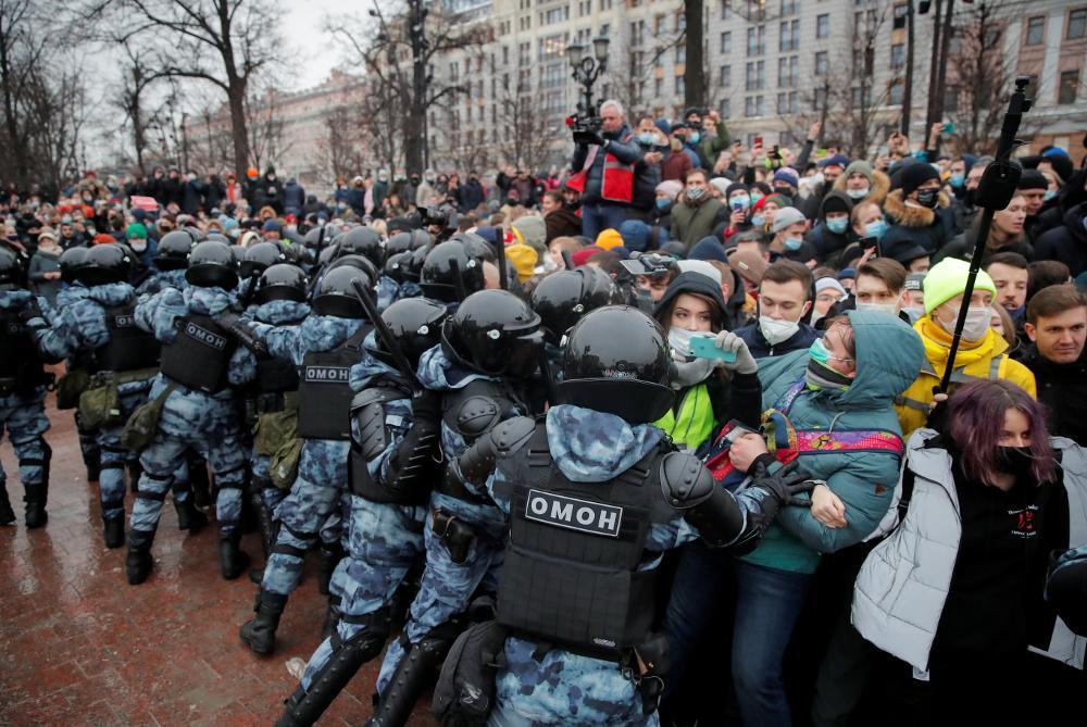 Ρωσία: Ελεύθερη η σύζυγος του Ναβάλνι - Πάνω από 2.000 οι συλλήψεις