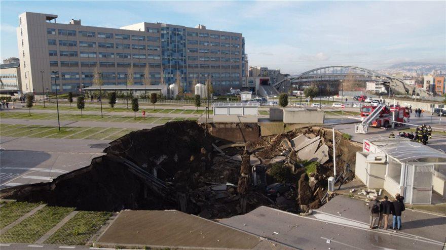 Νάπολη: Τεράστια τρύπα άνοιξε σε πάρκινγκ δίπλα στο νοσοκομείο [εικόνες & βίντεο] - ΔΙΕΘΝΗ