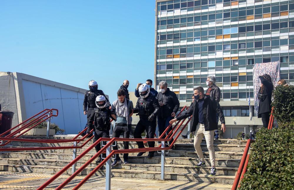 Θεσσαλονίκη: 31 συλλήψεις κατά την αστυνομική επιχείρηση στο κτίριο διοίκησης του ΑΠΘ