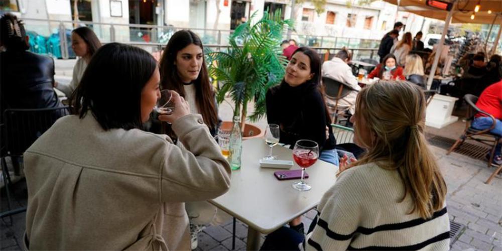 Γάλλοι τουρίστες ταξιδεύουν στη Μαδρίτη για καφέ και μπύρα!