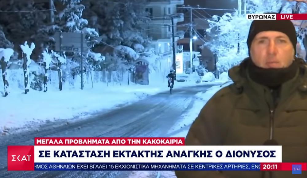 Βύρωνας: Έκανε σούζες στα χιόνια, πίσω από δημοσιογράφο που ήταν live στο δελτίο του ΣΚΑΪ