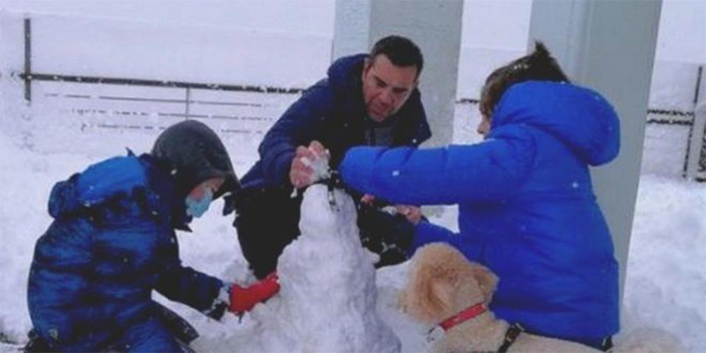 Το ξένοιαστο πρωινό του Αλέξη Τσίπρα: Φτιάχνει χιονάνθρωπο μαζί με τα παιδιά του