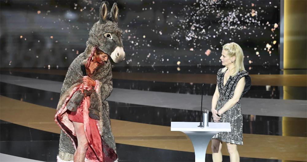Επεισοδιακά τα βραβεία Σεζάρ: Η Γαλλίδα ηθοποιός Κορίν Μαζιερό ντύθηκε γάιδαρος για να διαμαρτυρηθεί