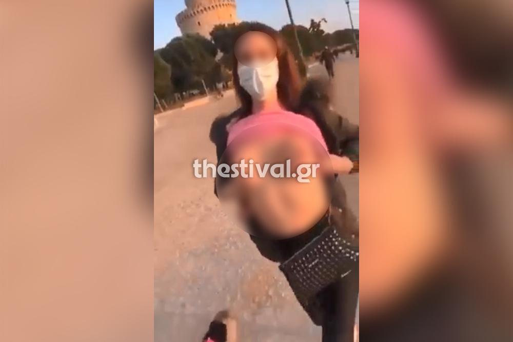 Θεσσαλονίκη: Δείχνει το στήθος της περνώντας δίπλα από διμοιρία των ΜΑΤ [βίντεο]
