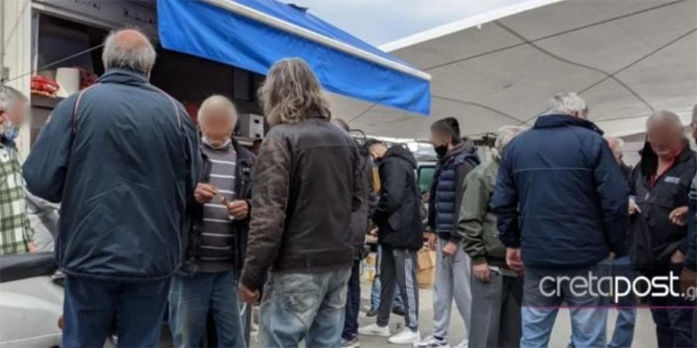 Κρήτη: Το αδιαχώρητο σε λαϊκή αγορά στο Ηράκλειο παρά το «βαθύ κόκκινο» - Ουρές για… μπύρες και σουβλάκια [εικόνες]