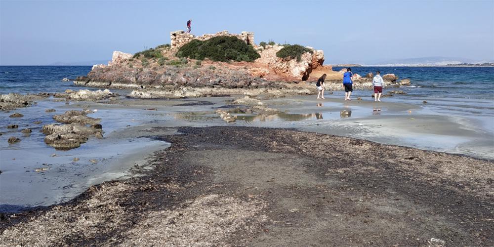 «Εξαφανίστηκε» η θάλασσα στο Καβούρι – Μοναδικές εικόνες από την άμπωτη