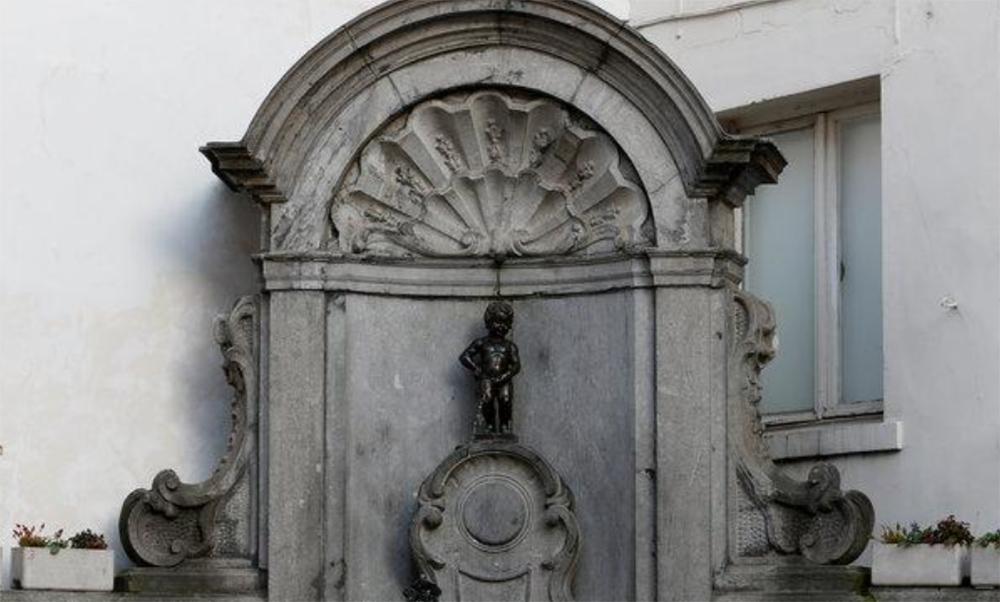Manneken Pis: Το φημισμένο αγαλματάκι των Βρυξελλών θα ντυθεί εύζωνας για τα 200 χρόνια από την Επανάσταση του 1821