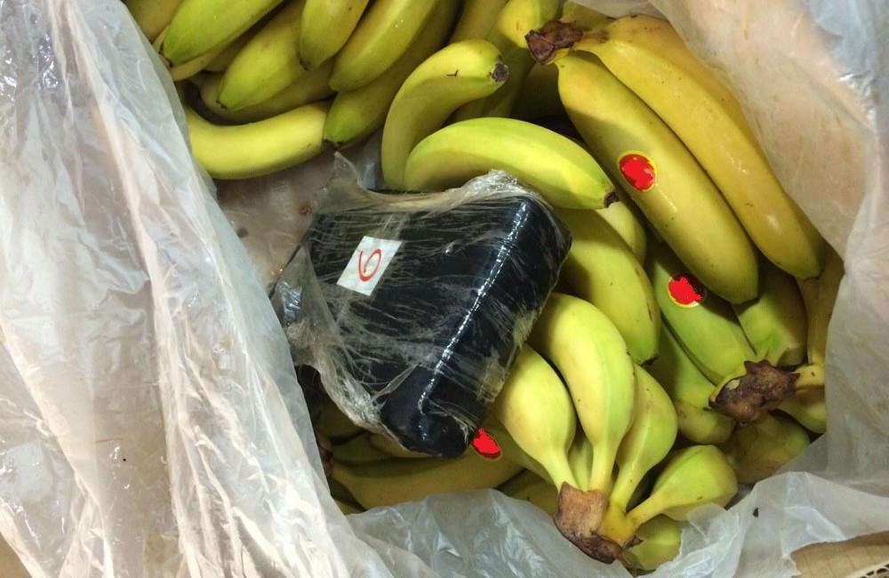 Πειραιάς: Βρήκαν 100 κιλά κοκαΐνη κρυμμένα σε κοντέινερ με μπανάνες