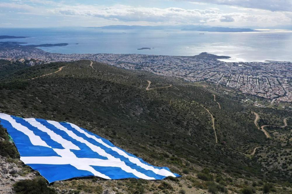 Τεράστια σημαία 4.000 τετραγωνικών τοποθέτησε στον Υμηττό o Δήμος Γλυφάδας 12