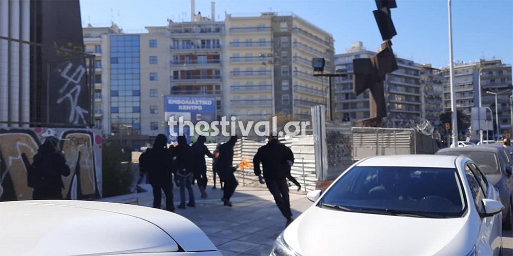 Θεσσαλονίκη: Καρέ - καρέ η επίθεση με βόμβες μολότοφ σε αστυνομικούς μετά την πορεία φοιτητών