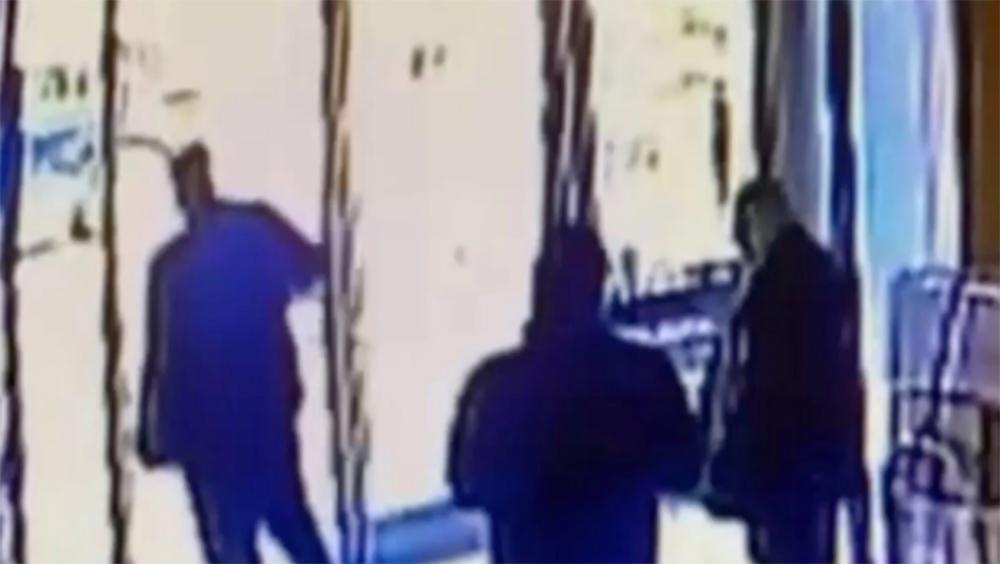 Σοκ στη Νέα Υόρκη: Άνδρας κλοτσά γυναίκα ασιατικής καταγωγής - Βίντεο - ντοκουμέντο
