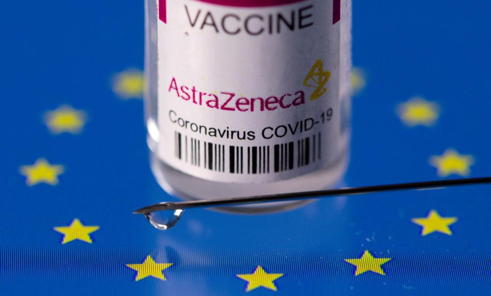 AstraZeneca: Nα σταματήσει η χορήγηση εμβολίων και στους άνω των 60 ετών – «Βόμβα» από αξιωματούχο της ΕΜΑ