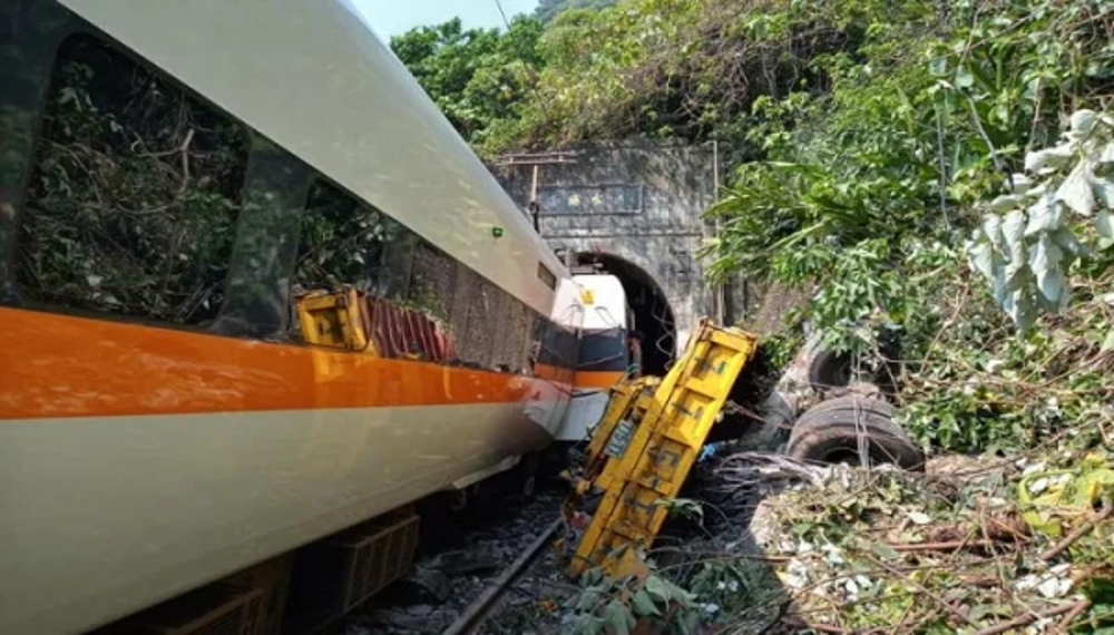 Ταϊβάν: Εκτροχιασμός τρένου με 36 νεκρούς και δεκάδες τραυματίες