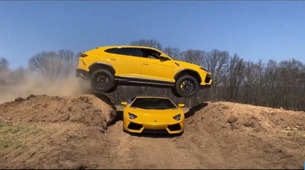 Θα μας τρελάνουν: Lamborghini Urus κάνει άλμα πάνω από μία Aventador