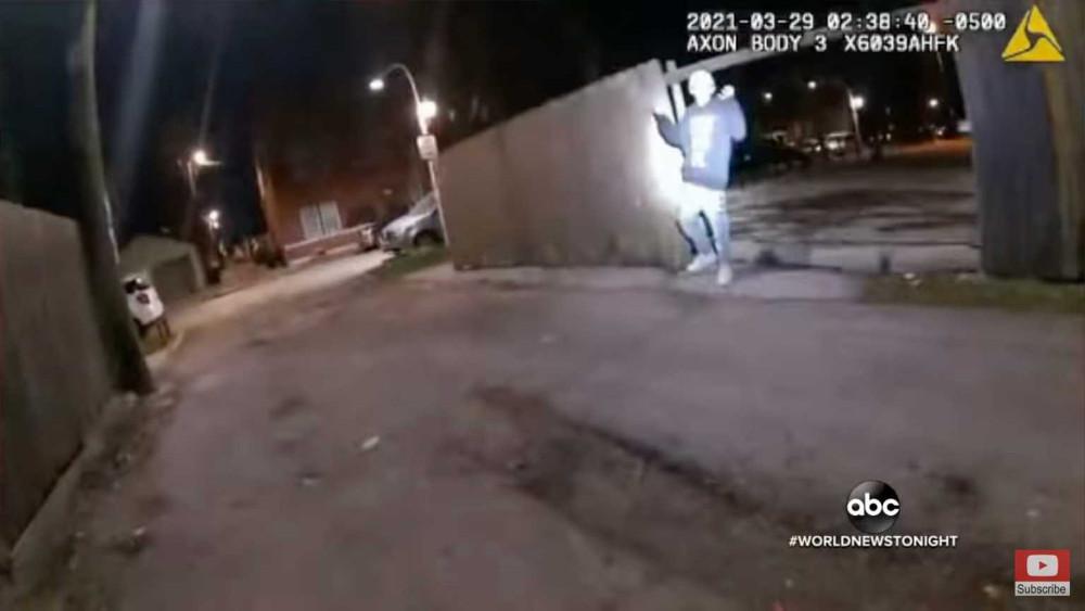 ΗΠΑ: Σοκαριστικό βίντεο δείχνει αστυνομικό να πυροβολεί 13χρονο που έχει σηκώσει τα χέρια ψηλά