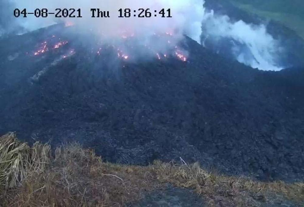 Εξερράγη το ηφαίστειο Λα Σουφριέρ, οι κάτοικοι εκκενώσουν την περιοχή