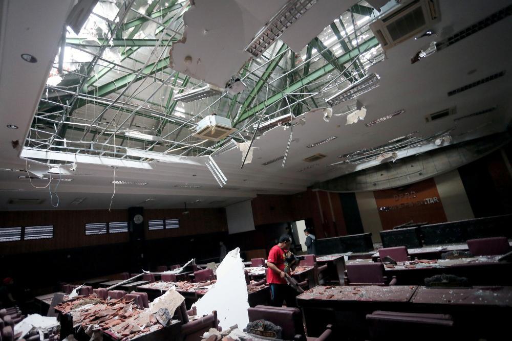 Σεισμός 5,9 R στην Ινδονησία: 7 νεκροί, ζημιές σε εκατοντάδες κτήρια