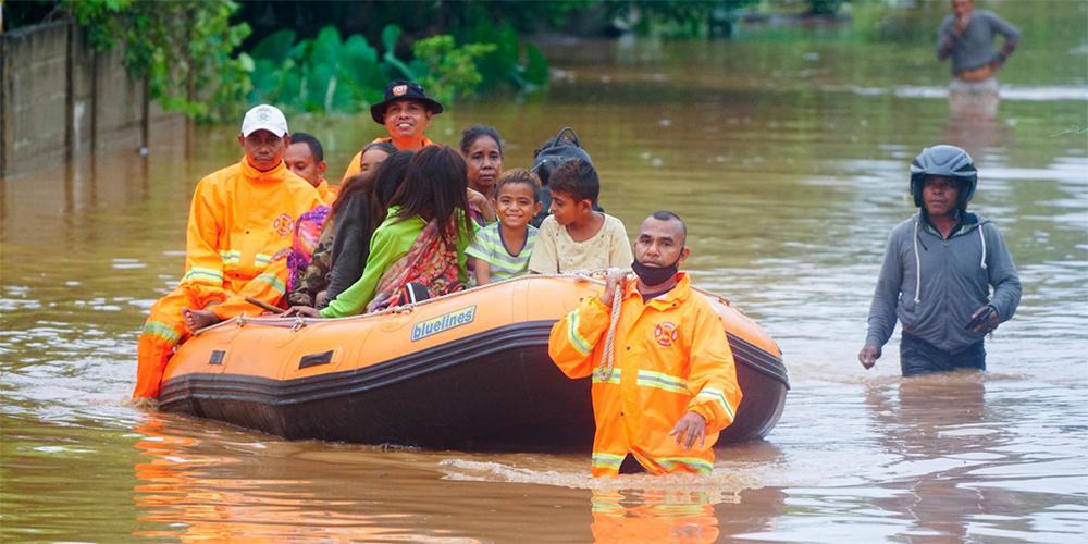 Φονικές πλημμύρες στην Ινδονησία: Τουλάχιστον 76 νεκροί