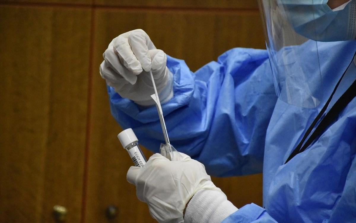 Σάλος με τα πλαστά πιστοποιητικά: Σαρώνουν 10 εμβολιαστικά κέντρα σε όλη τη χώρα – Καμία καταγγελία στο Ιατρικό Σύλλογο Αθηνών