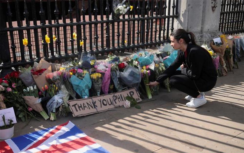 Πρίγκιπας Φίλιππος: Η Βρετανία πενθεί, λουλούδια έξω από το Μπάκιγχαμ