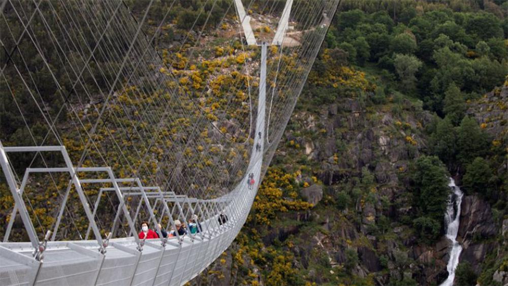 Στην Πορτογαλία η μακρύτερη κρεμαστή πεζογέφυρα στον κόσμο