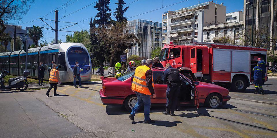 Σύγκρουση αυτοκινήτου με τραμ στον Νέο Κόσμο-Απεγκλωβίστηκε οδηγός