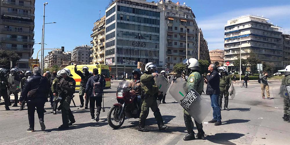 Επεισόδια στη Θεσσαλονίκη: Διαδηλωτής τυλίχθηκε στις φλόγες