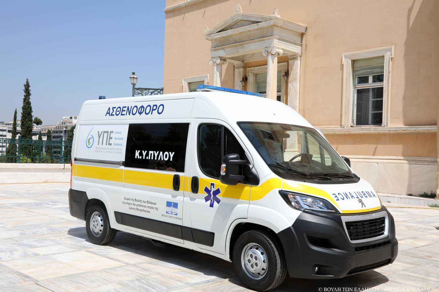 Κορονοϊός: Δωρεά ασθενοφόρου στη μνήμη του γιατρού της Βουλής που πέθανε από τον ιό