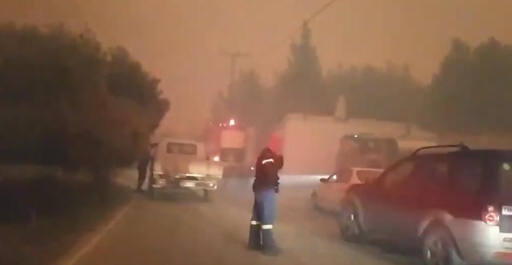 Φωτιά στα Γεράνεια Όρη: Η στιγμή που πυρκαγιά εγκλώβισε πυροσβέστες και πολίτες [βίντεο]
