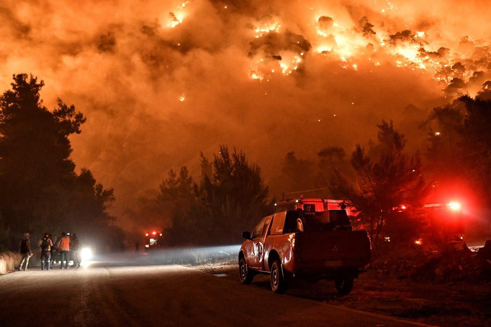 Πού βρίσκεται η φωτιά στην Κορινθία - Τι είπε ο Χαρδαλιάς για το 112 και τα στρέμματα που κάηκαν