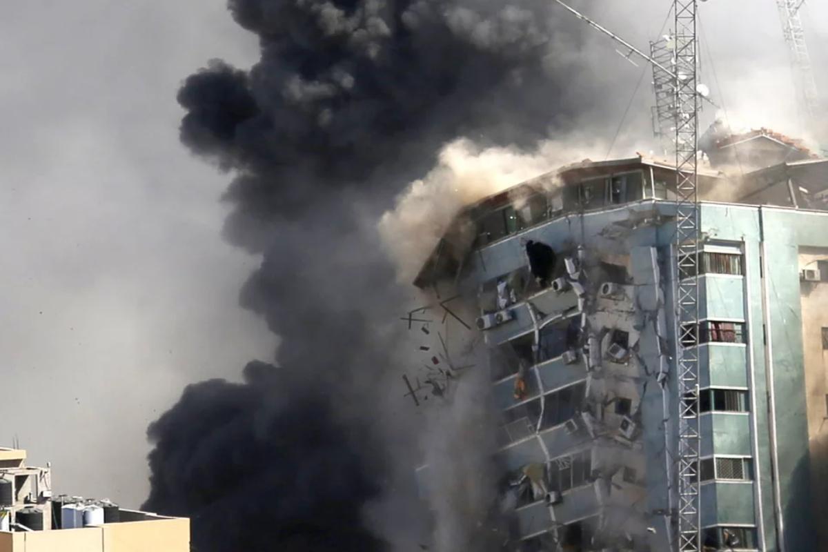 Γάζα – Associated Press: Η στιγμή που το προσωπικό του AP εκκενώνει τα γραφεία του – Λίγα λεπτά πριν το βομβαρδισμό [βίντεο]