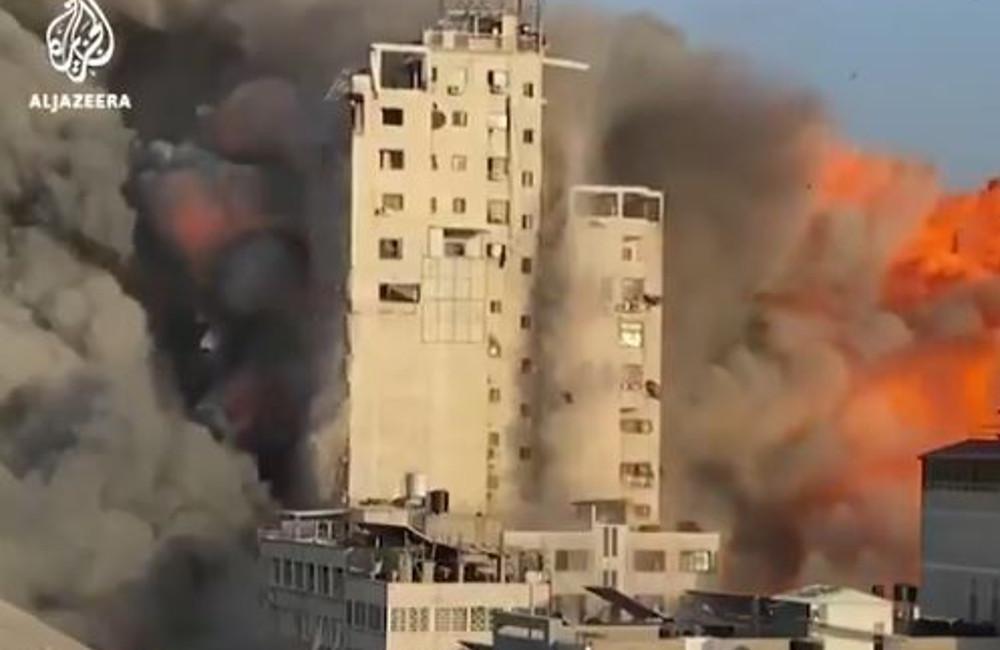 Γάζα: 14ώροφο κτίριο κατέρρευσε σαν χάρτινος πύργος μετά από βομβαρδισμό