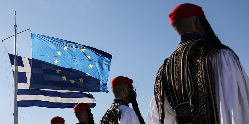 Ημέρα της Ευρώπης: Έπαρση της σημαίας της Ελλάδας και της ΕΕ στην Ακρόπολη [εικόνες]