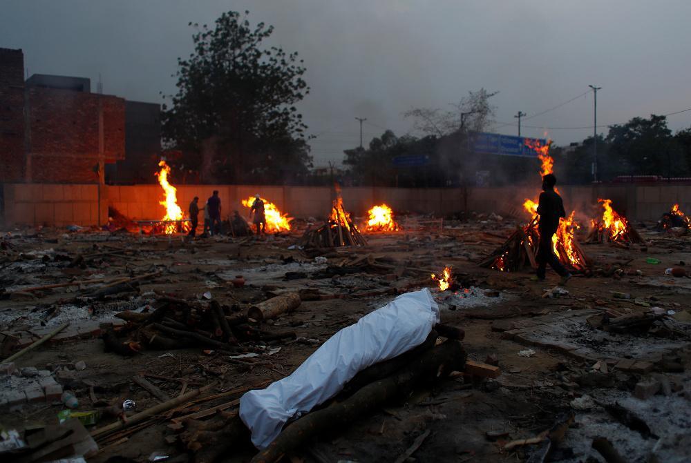 Ινδία-Κορωνοϊός: Εικόνες αποκάλυψης με εκατόμβες νεκρών και αυτοσχέδια αποφρετήρια