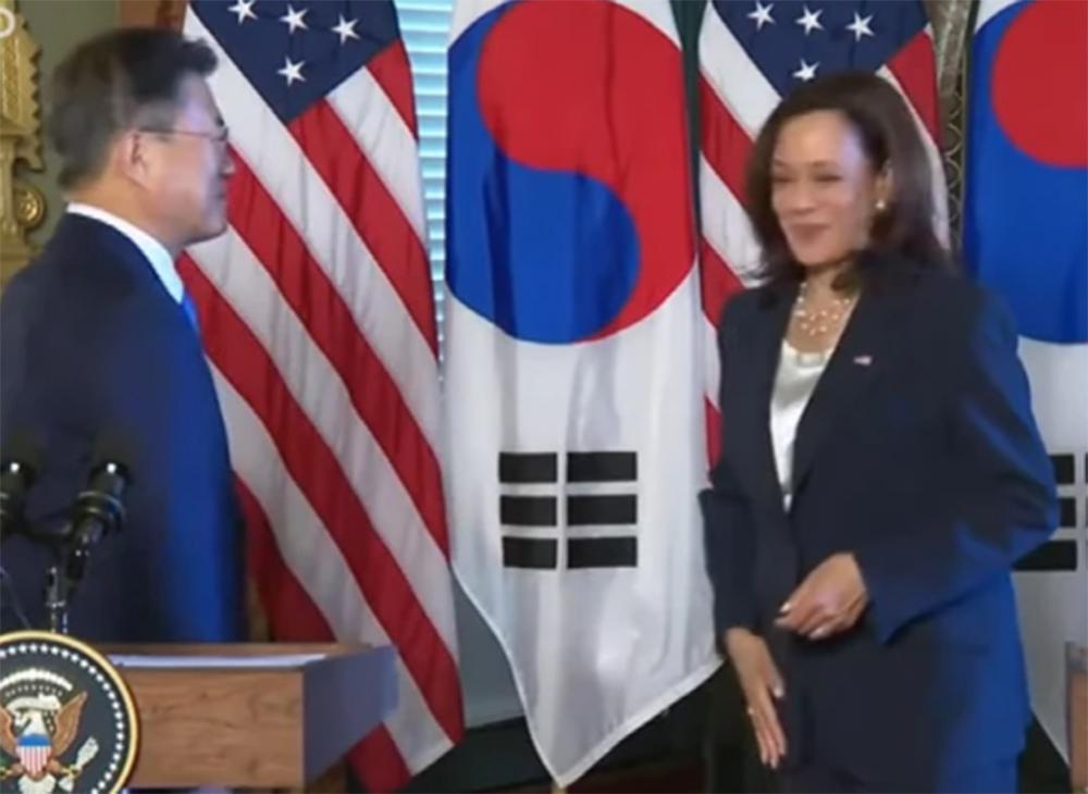 Καμάλα Χάρις: Το βίντεο και η χειραψία με τον Νοτιοκορεάτη πρόεδρο