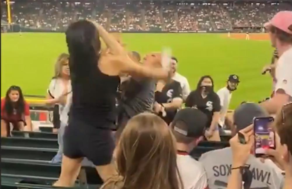 Χαμός σε γήπεδο: Άγριος γυναικοκαβγάς-Πιάστηκαν μαλλί με μαλλί [βίντεο]