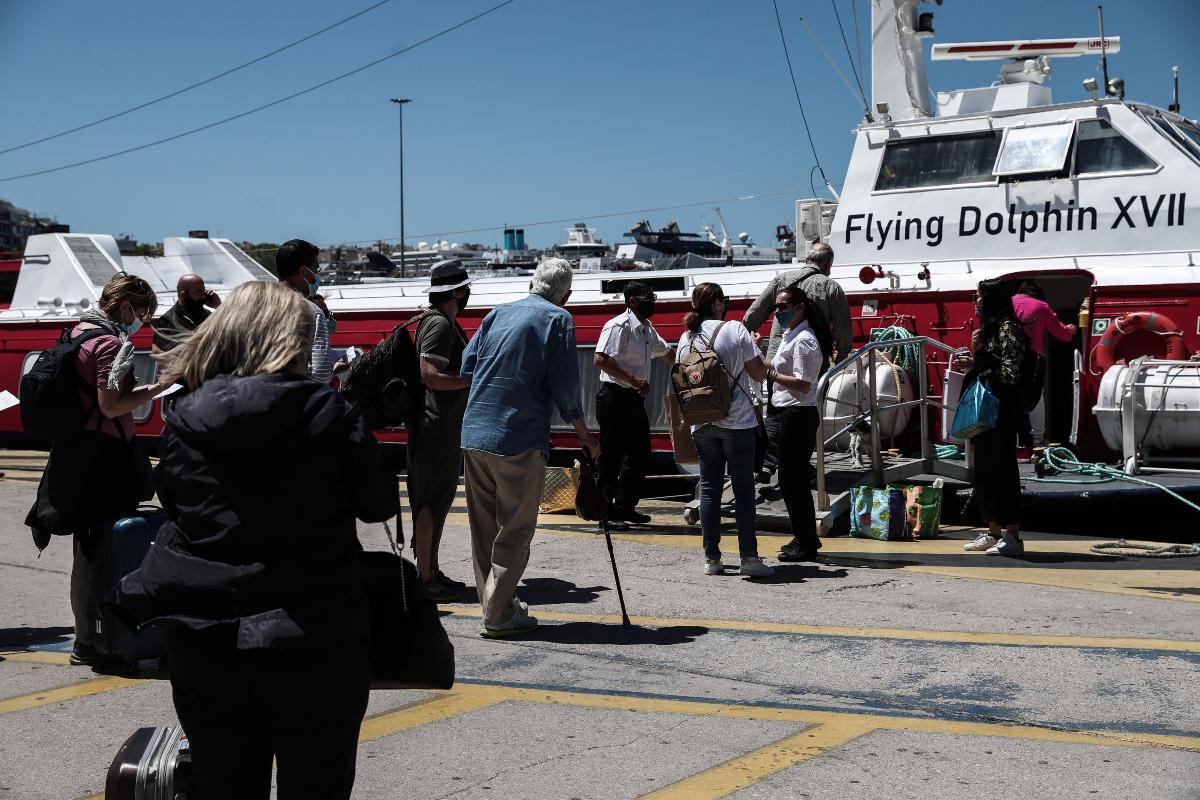 Άρση lockdown: Έφυγαν οι πρώτοι ταξιδιώτες με τα self tests στο χέρι – Εικόνες από το Πειραιά, Μύκονο και Κρήτη