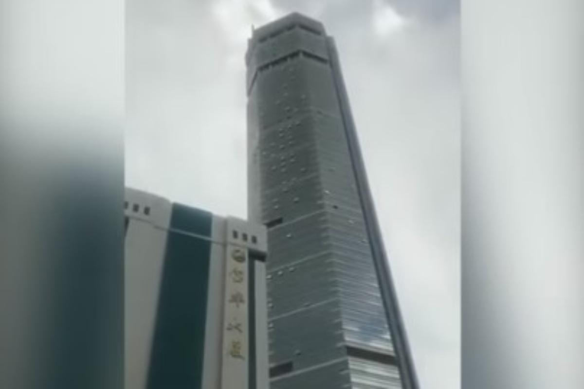 Πανικός στην Σεντζέν: Έτρεχαν σαν τρελοί οι κάτοικοι – «Έτρεμε» ουρανοξύστης ύψους 291 μέτρων [βίντεο]