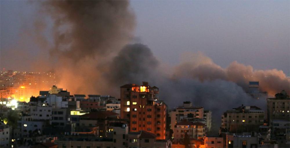 Κατέρρευσε κτήριο 13 ορόφων στη Γάζα έπειτα από βομβαρδισμό
