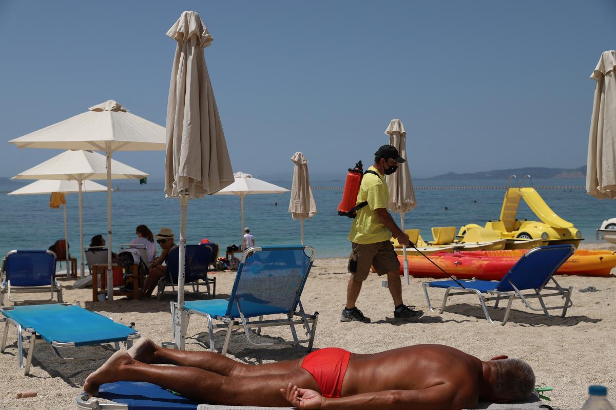 Άρση lockdown: «Βούλιαξαν» οι παραλίες σε Αθήνα και Θεσσαλονίκη - Μποτιλιάρισμα στην παραλιακή [βίντεο]
