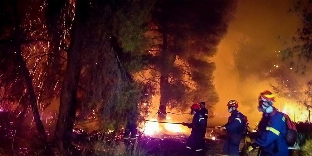 Μαίνεται η μεγάλη φωτιά στο Σχίνο Κορινθίας: Εκκενώθηκαν οικισμοί