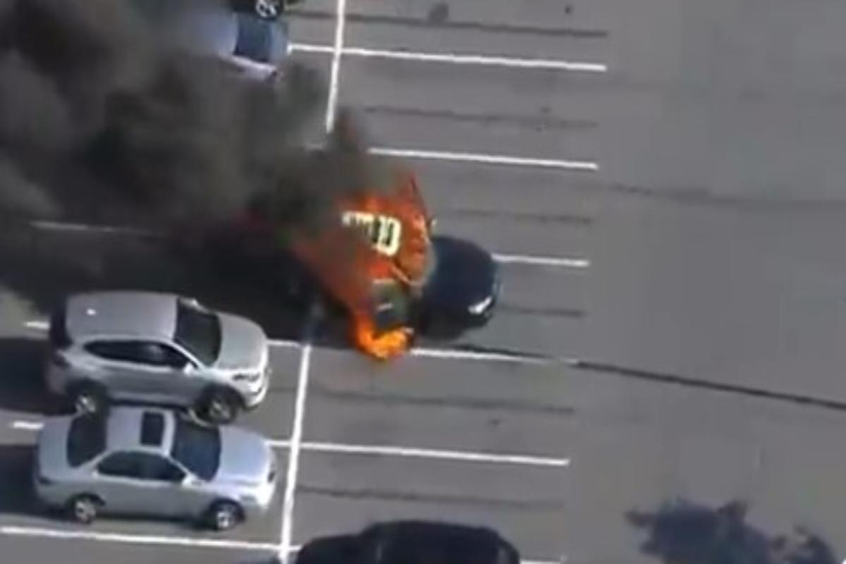 ΗΠΑ: Έβαλε αντισηπτικό ενώ κάπνιζε και πήρε το αυτοκίνητο φωτιά [βίντεο]