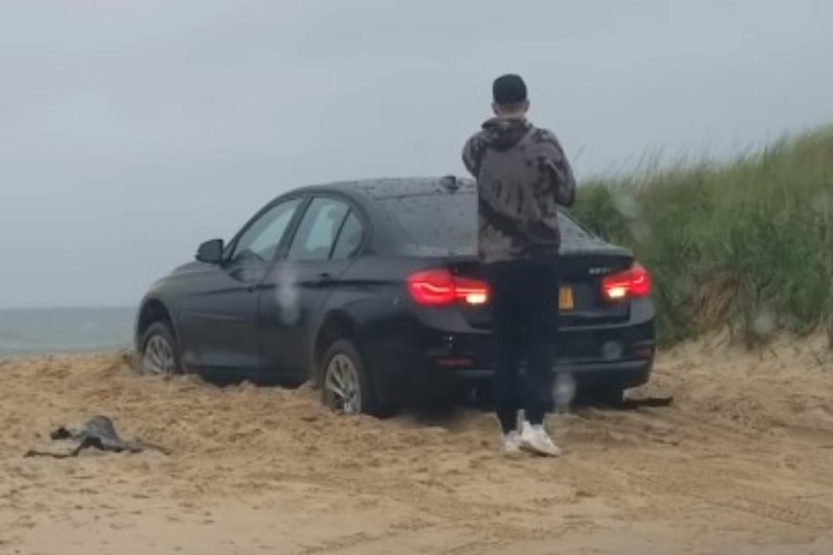 Το viral της ημέρας: Οδηγός BMW κλειδώθηκε έξω από το αυτοκίνητό του στην παραλία – Ακολούθησε επική γκάφα