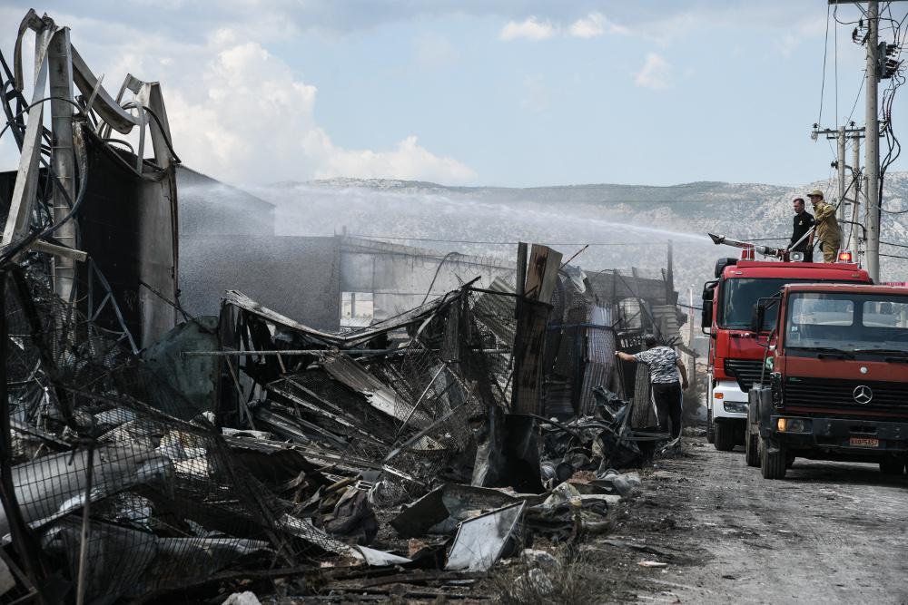 Φωτιά σε βυτιοφόρο στον Ασπρόπυργο: Τρεις τραυματίες μετά τις εκρήξεις