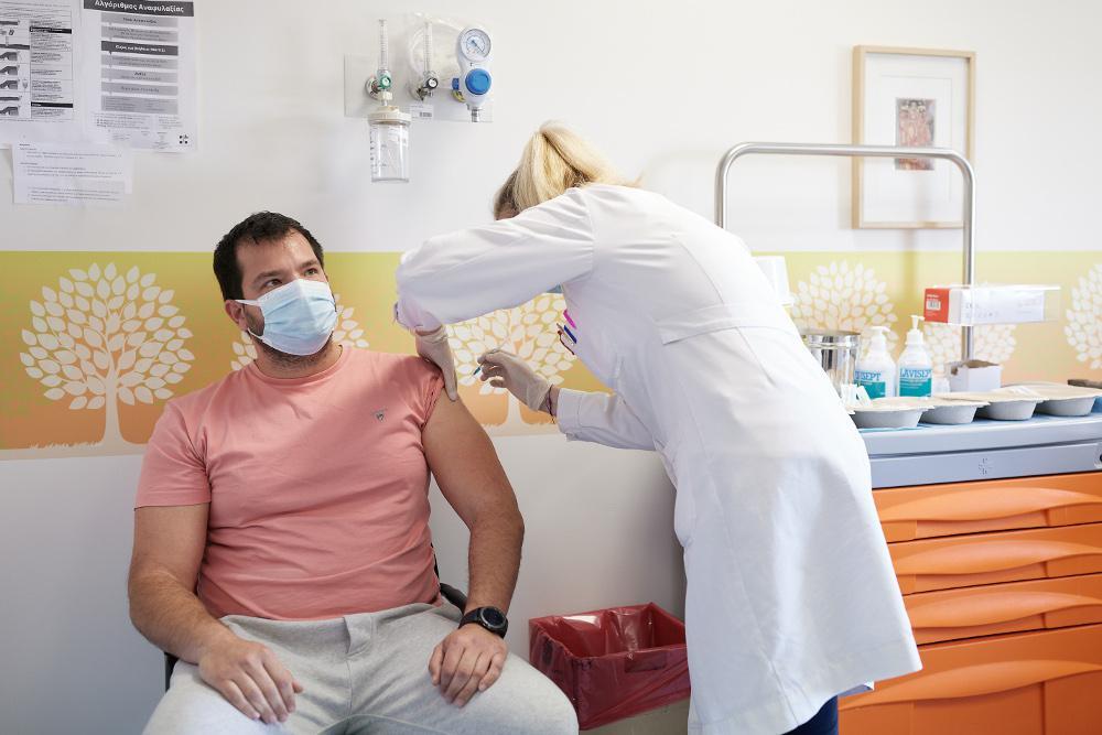 Εμβολιασμός: Μπορούμε να καθυστερήσουμε τη δεύτερη δόση; -Τι λέει στο Eleftherostypos.gr ο Βασιλακόπουλος