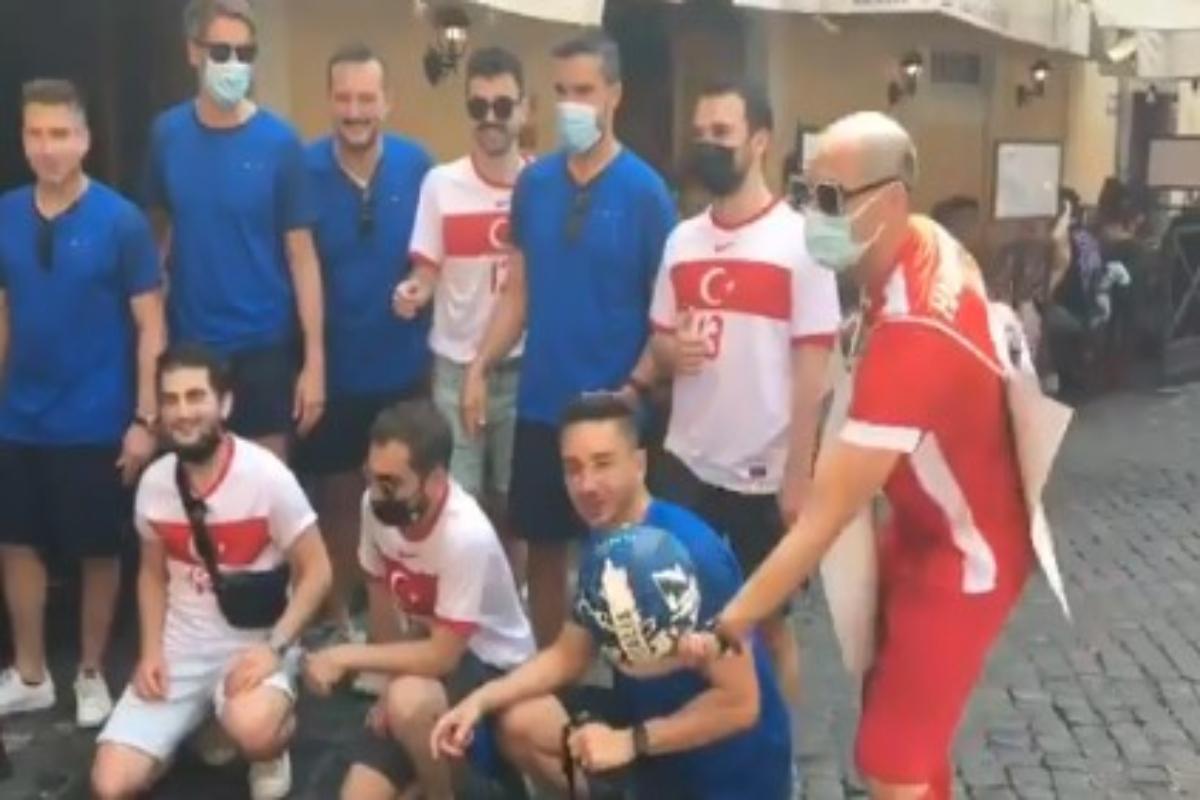 Euro 2020: Μια παρέα Τούρκοι και Ιταλοί πριν το ματς – Το βίντεο που αποδεικνύει ότι το ποδόσφαιρο ενώνει