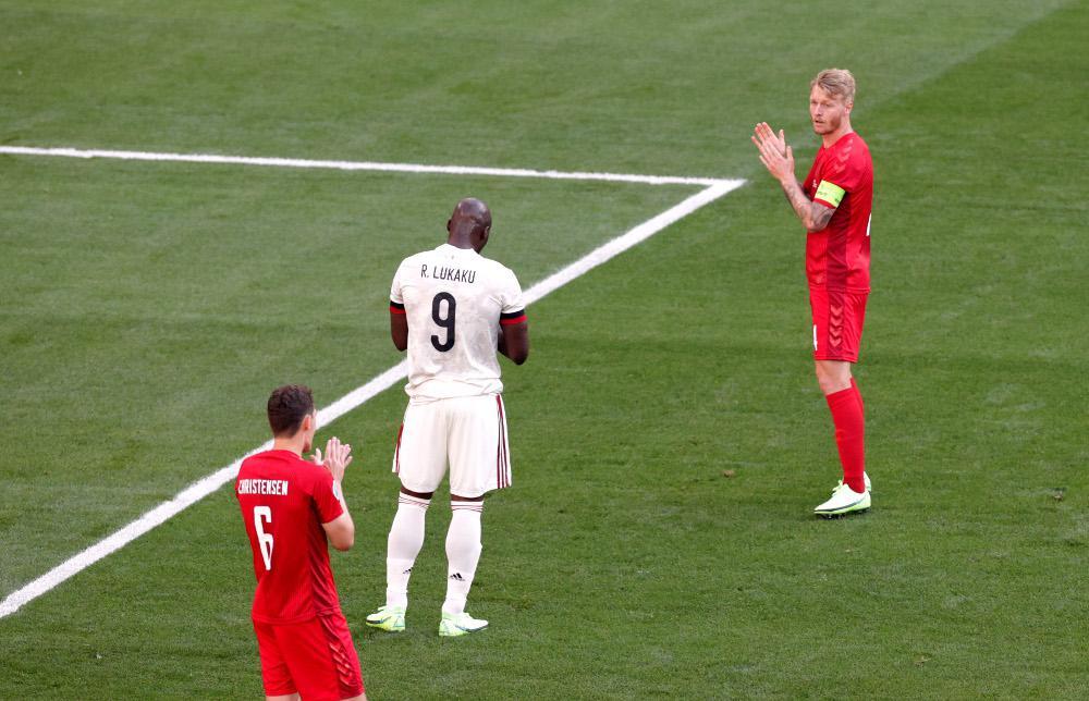 Euro 2020: Διεκόπη στο 10' το Δανία-Βέλγιο για να χειροκροτηθεί ο Έρικσεν