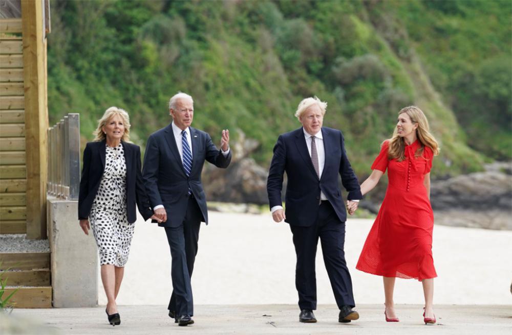 G7: Οι χαλαρές στιγμές των Μπάιντεν με τζιν και sneakers